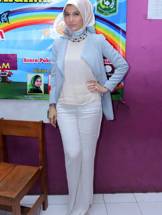 Sejak lama ibu tiga orang anak itu ingin memasukkan anaknya ke Pondok Pesantren. Keinginan makin kuat setelah melihat perkembangan di jaman era modern belakangan ini. (Deki Prayoga/Bintang.com)