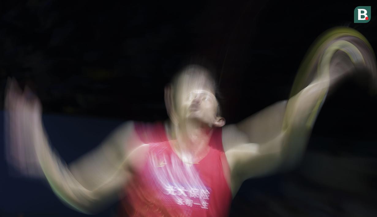 Aksi Lin Dan saat menghadapi Chou Tien Chen pada babak kedua Indonesia Open 2019. (Bola.com/Peksi Cahyo)