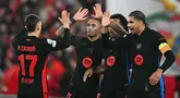 Para pemain Barcelona melakukan selebrasi setelah pertandingan leg pertama 16 besar Liga Champions 2024/2025 melawan SL Benfica yang digelar di Estadio da Luz, Kamis (6/3/2025) dini hari WIB. (Patricia DE MELO MOREIRA/AFP)