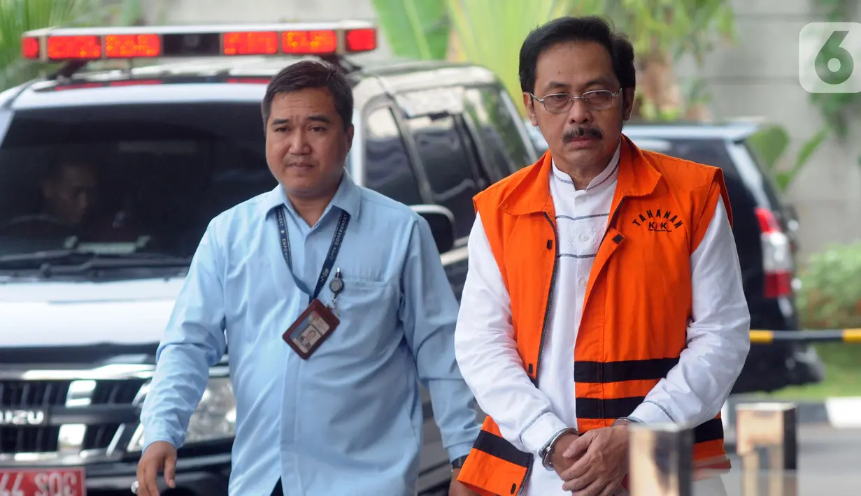 Gubernur Kepulauan Riau (Kepri) nonaktif Nurdin Basirun dikawal petugas tiba di Gedung KPK, Jakarta, Kamis (7/11/2019). Nurdin Basirun  diperiksa sebagai tersangka untuk melengkapai berkas terkait aliran suap izin lokasi rencana reklamasi di wilayah Kepulauan Riau. (merdeka.com/Dwi Narwoko)