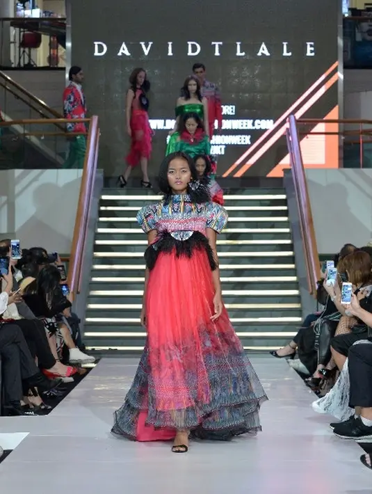 David Tlale mengaku bahwa warisan dari beragam budaya Afrika Selatan adalah inspirasi dari setiap desainnya  (Liputan6.com/Pool/DFW 2017)