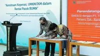 Dirut Telkomsel Hendri Mulya Syam (kanan) melakukan penandatanganan MoU dengan SMESCO Indonesia tentang kolaborasi strategis dalam hal pemanfaatan ekosistem digital yang dimiliki Telkomsel.(Dok. Telkomsel)