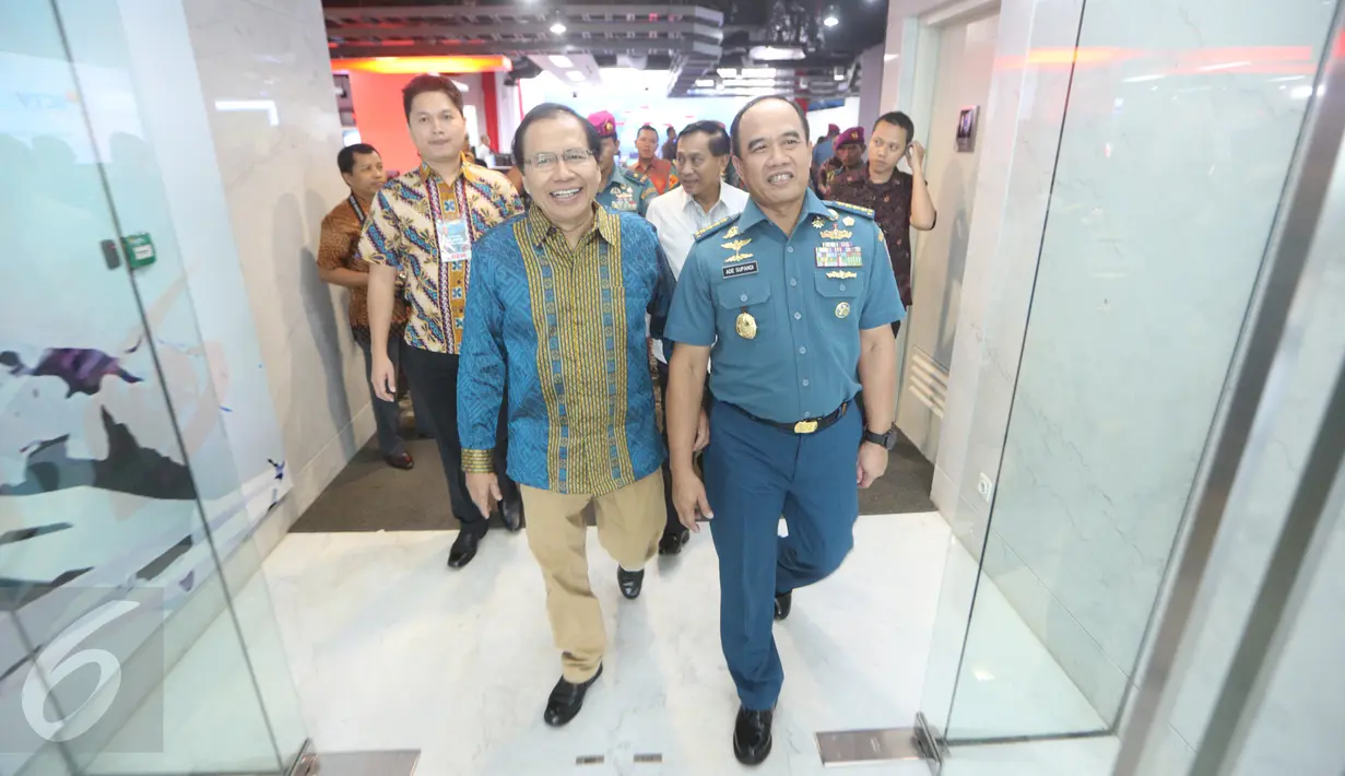 Menko Kemaritiman Rizal Ramli (kiri) dan KSAL Laksamana TNI Ade Supandi berjalan keluar Studio SCTV, Jakarta, Sabtu (15/8/2015). SCTV dan TNI AL bekerja sama melakukan Ekspedisi Sejuta Terumbu Karang.  (Liputan6.com/Faizal Fanani)