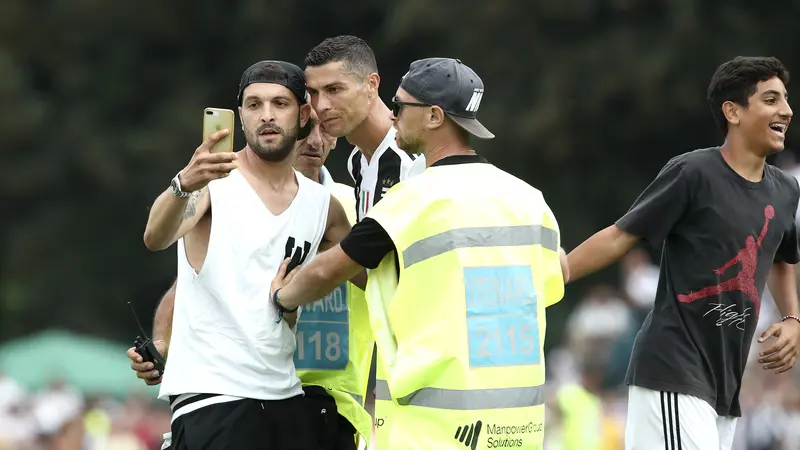 Momen Ronaldo Diajak Selfie Suporter Juventus di Lapangan