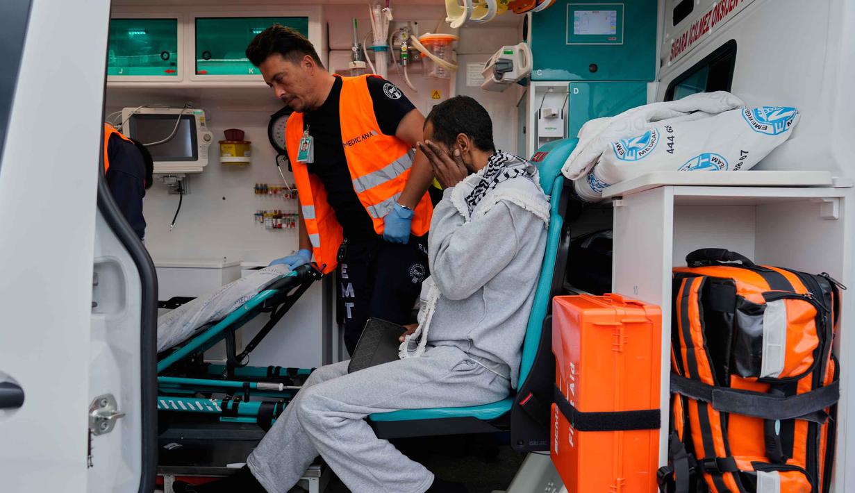 Seorang aktivis kemanusiaan Global Sumud Flotilla (GSF) menerima bantuan medis di dalam ambulans setibanya di Bandara Istanbul, Turki, Kamis 21 Mei 2026. (AP Photo/Emrah Gurel)