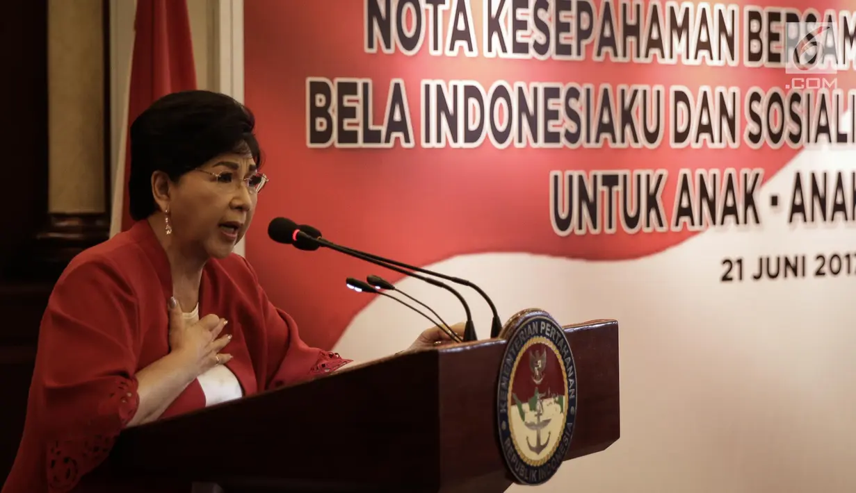 Musisi senior Titiek Puspa memberikan sambutan usai menyaksikan MoU pelaksanaan program bela negara dengan Menkumham di Kementerian Pertahanan, Jakarta, Rabu (21/6). (Liputan6.com/Faizal Fanani)
