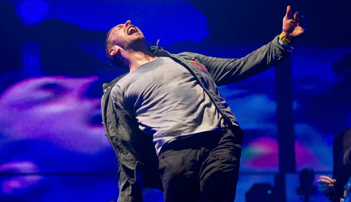 Vokalis band Coldplay, Chris Martin saat tampil di panggung Pyramid di Glastonbury Music Festival pada tanggal 25 Juni 2011. (AP Photo/Joel Ryan)