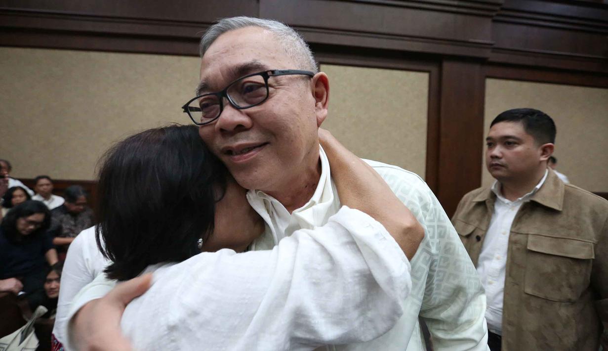 Selain pidana penjara, kedua terdakwa juga dijatuhi denda masing-masing sebesar Rp200 juta subsider 80 hari kurungan. Tampak dalam foto, terdakwa kasus korupsi pengadaan Liquefied Natural Gas (LNG) atau gas alam cair yang merupakan Direktur Gas PT Pertamina (Persero) periode 2012–2014, Hari Karyuliarto, usai sidang pembacaan putusan di Pengadilan Tindak Pidana Korupsi (Tipikor), Jakarta, Senin (4/5/2026). (merdeka.com/Arie Basuki)