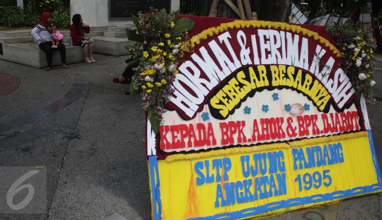 Karangan bunga ucapan kepada Ahok-Djarot berada di Taman Pandang Istana, Jakarta, Sabtu (29/4). Kiriman ribuan karangan bunga yang sebelumnya terpajang di Balai Kota Jakarta kini sudah mejalar ke depan Istana Merdeka. (Liputan6.com/Angga Yuniar)