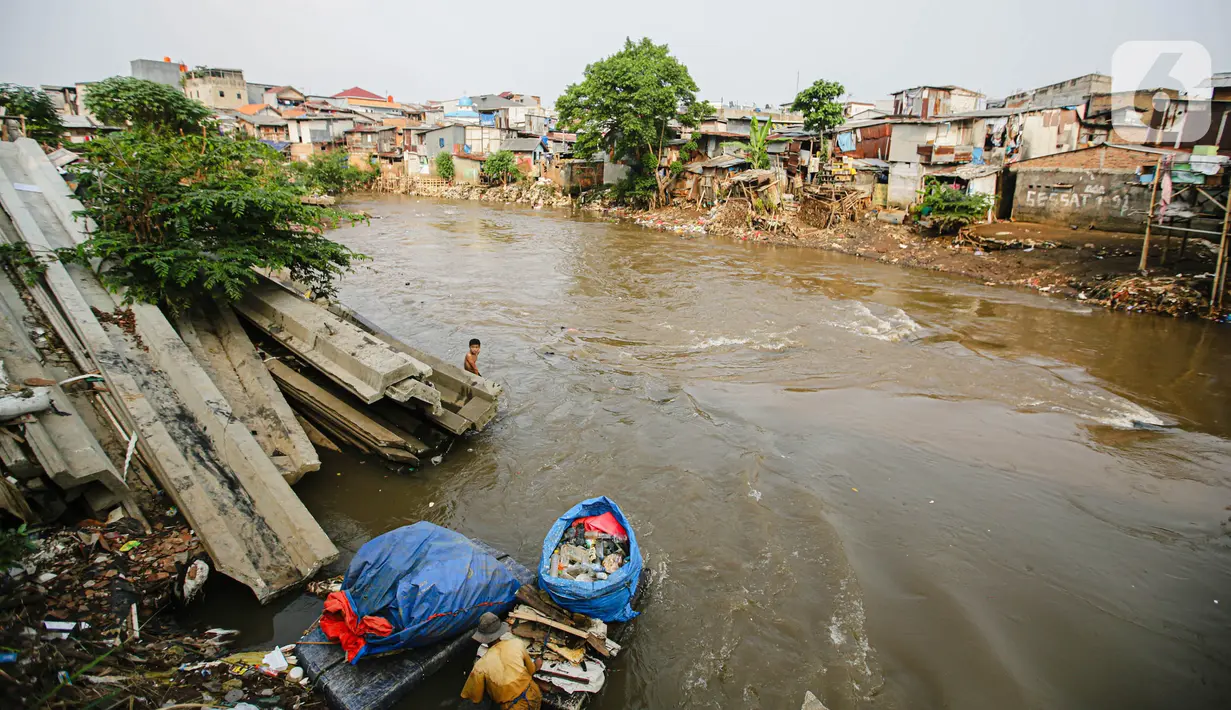 Banyaknya aktivitas manusia yang merusak alam, Sungai Ciliwung yang terkenal dengan kejernihan airnya berubah menjadi kecoklatan akibat limbah dan sampah. (Liputan6.com/Faizal Fanani)