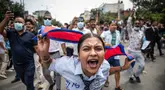 Seorang pengunjuk rasa meneriakkan slogan-slogan saat aksi unjuk rasa di luar Parlemen di Kathmandu, Nepal pada 8 September 2025. (PRABIN RANABHAT/AFP)
