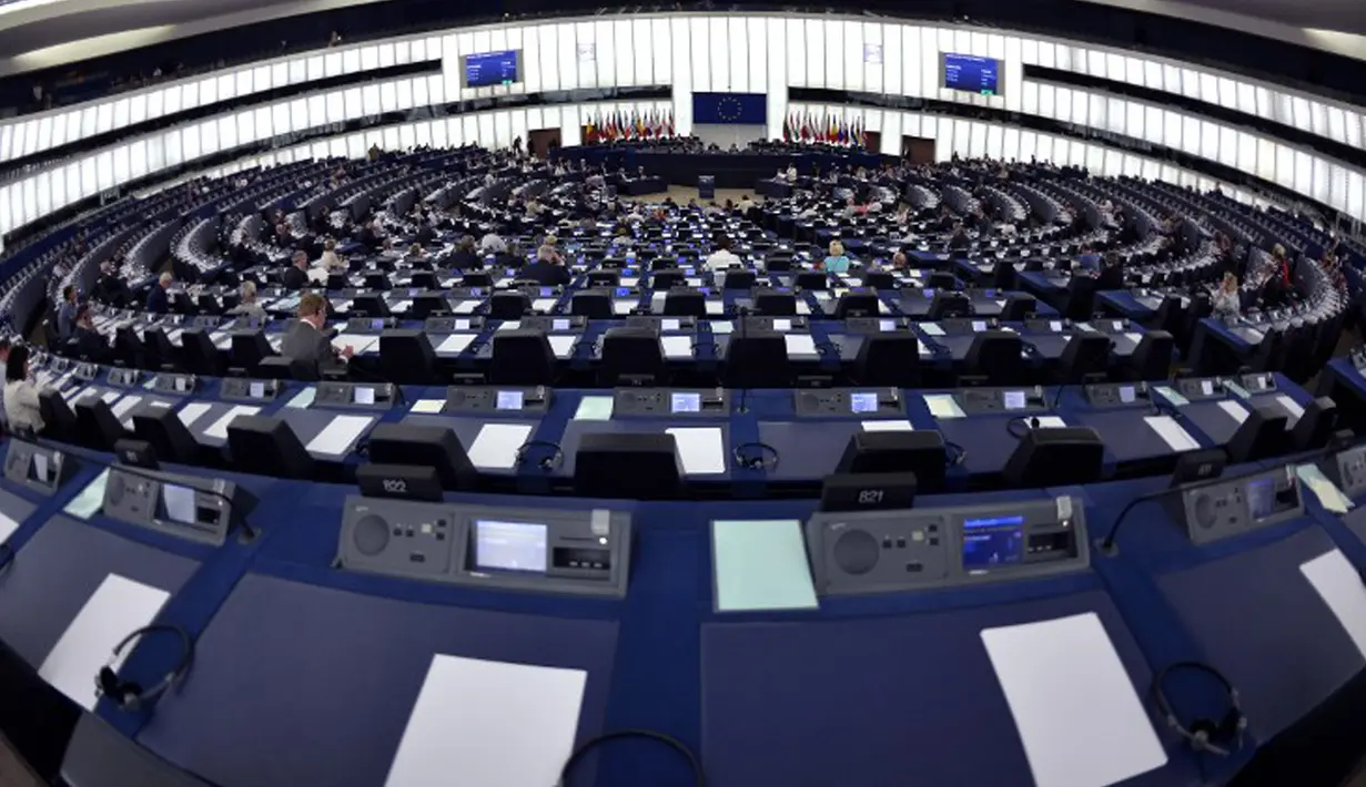 Suasana sidang Parlemen Eropa di Strasbourg, Perancis,  (7/7/2015). Kepala Komisi Eropa Jean-Claude Juncker mengatakan, ia menentang Yunani keluar dari Uni Eropa, meskipun banyak yang menolak istilah bailout dalam referendum. (AFP PHOTO/PATRICK Hertzog)