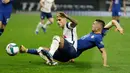 Gelandang Tottenham Hotspur, Erik Lamela berebut bola dengan gelandang Chelsea, Mateo Kovacic pada pertandingan babak keempat Piala Liga Inggris di Stadion Tottenham Hotspur, London, Selasa (29/9/2020). Tottenham menang adu penalti atas Chelsea 5-4. (Matt Dunham/Pool via AP)