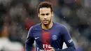 3. Neymar (Paris Saint Germain) – Mantan pemain Barcelona ini adalah pesepakbola termahal di dunia. Pria asal Brasil ini menerima bayaran tertinggi di Ligue 1 dengan mendapat 3,06 juta euro per bulan di klub Paris. (AFP/Lionel Bonaventure)