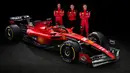 Pebalap Scuderia Ferrari Carlos Sainz Jr (kiri) dan Charles Leclerc bersama Team principal Frederic Vasseur (tengah) berpose di samping mobil baru Ferrari SF-23 untuk Formula 1 2023 di Maranello 14 Februari 2023. (AFP/Ferrari Press Office)