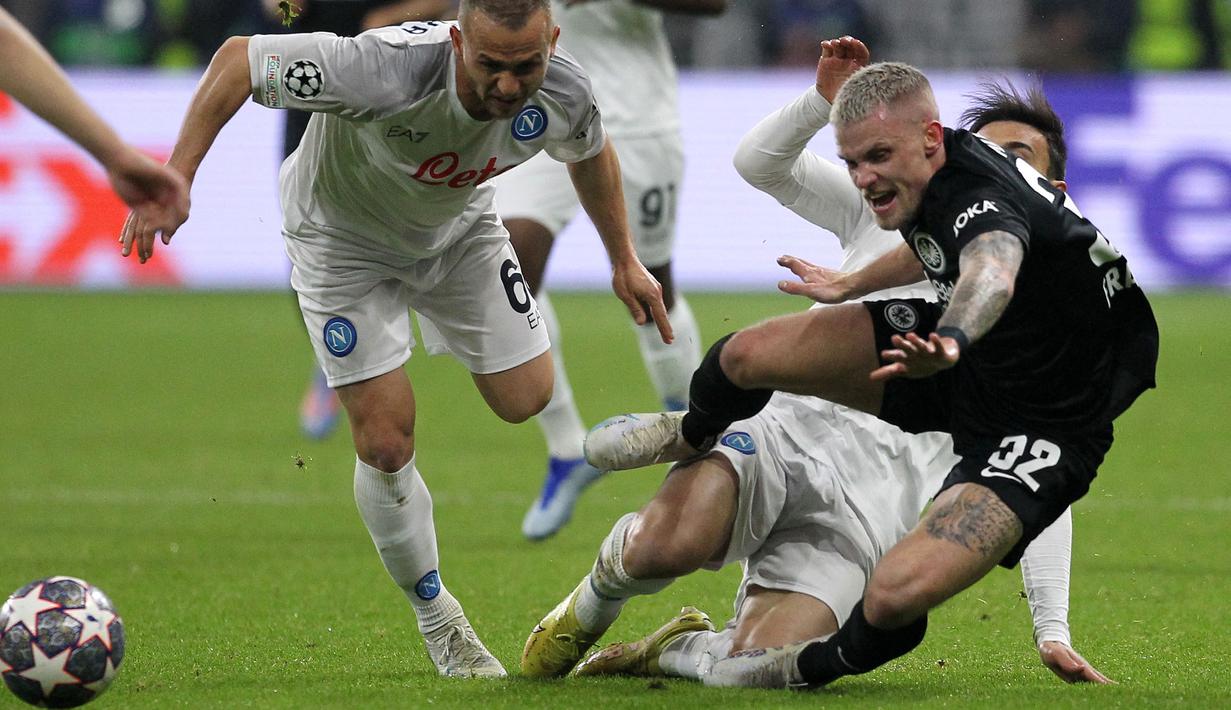 <p>Pemain Eintracht Frankfurt, Philipp Max (kanan) berebut bola dengan pemain Napoli, Stanislav Lobotka dan Eljif Elmas pada laga leg pertama 16 besar Liga Champions 2022/2023 yang berlangsung di Deutsche Bank Park, Rabu (22/2/2023) WIB. (AFP/Daniel Roland)</p>