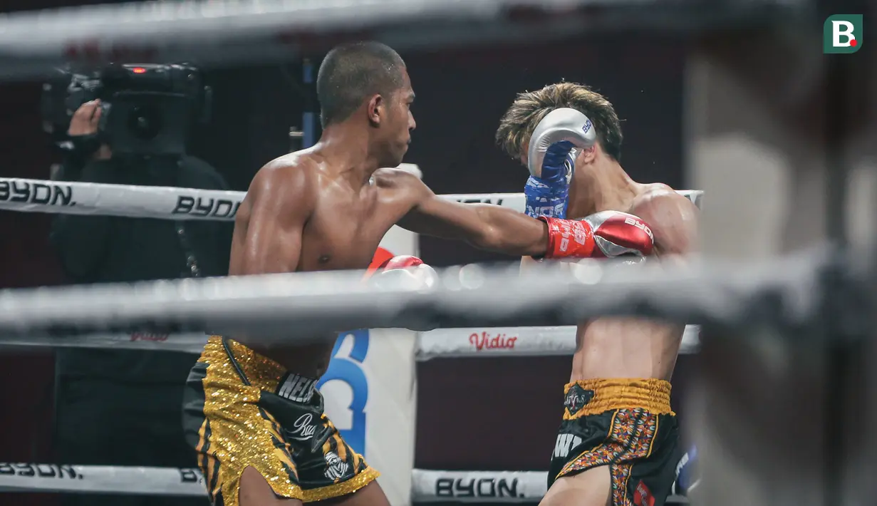 Pertarungan antara Kallens Barthez (kiri) dengan Nelson Julianto dalam duel kelas 61 kilogram di ajang Byon Madness Vol. 4 yang digelar di Spike Air Dome, PIK 2, Jakarta, Sabtu (6/6/2026).