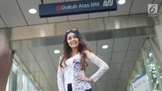 Seorang wanita yang tergabung dalam Gerakan Nasional #SelasaBerkebaya melakukan kampanye berkebaya di Stasiun MRT Dukuh Atas, Jakarta, Selasa (25/6/2019). Kegiatan kampanye tersebut untuk mengembalikan jati diri bangsa Indonesia dengan berkebaya di setiap hari Selasa (Liputan6.com/Immanuel Antonius)