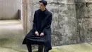 Berpose duduk, Eun Woo tampil serba hitam dengan rok dan sepatu boots hitamnya. Dipadukan long coat hitam. Instagram @eunwo.o_c