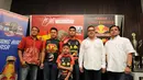 Pegokart Indonesia dari tim Kratingdaeng Riser ShaDaff Motorsport, Senna Noor (kedua dari kiri) berpose bersama usai jumpa pers di Jakarta (20/11/2014). (Liputan6.com/Helmi Fithriansyah)