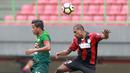 Duel udara pemain Persipura Jayapura, Yustinus Pae (kanan) dan pemain PS TNI, Manahati Lestusen  pada lanjutan Liga 1 2017 di Stadion Patriot, Bekasi (4/11/2017). PS TNI menang 2-1. (Bola.com/Nick Hanoatubun)