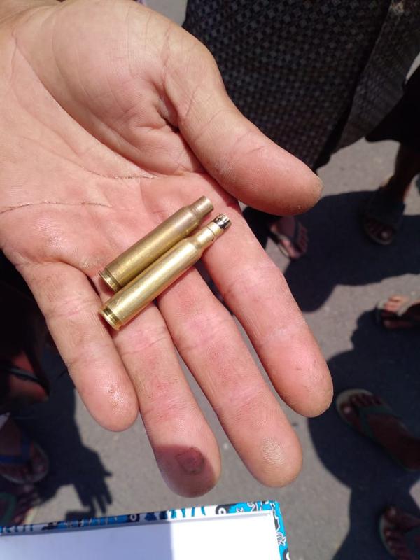 Petani memegang selongsong peluru yang diduga ditembakkan ke petani Urut Sewu yang menolak pemagaran oleh TNI. (Foto: Liputan6.com/USB/Muhamad Ridlo)