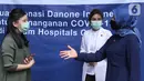 VP General Secretary Danone Indonesia Vera Galuh Sugijanto berbincang dengan Business Group Head PT Siloam International Hospitals Amelia Hendra pada acara bantuan pengadaan 3 unit ventilator dan 10.500 boks hidrasi di RS Siloam Semanggi Jakarta, Jumat (24/4/2020). (Liputan6.com/HO/Wening)