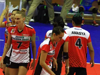 Ekspresi pemain putri Jakarta Pertamina Energi setelah menang melawan Gresik Petrokimia pada putaran pertama Proliga 2016 di GOR Ken Arok, Malang, Sabtu (20/2/2016). Jakarta Pertamina Energi menang 3-0. (Bola.com/Nicklas Hanoatubun)