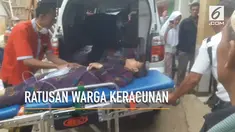 Ratusan warga yang keracunan setelah menyantap makanan dari sebuah hajatan antre mendapat perawatan kesehatan.