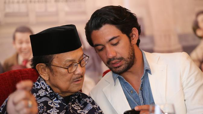 Syukuran Kemenangan Reza Rahadian dan Tya Subiakto di Ajang Asia Pacific Film Festival 2017. (Adrian Putra/bintang.com)