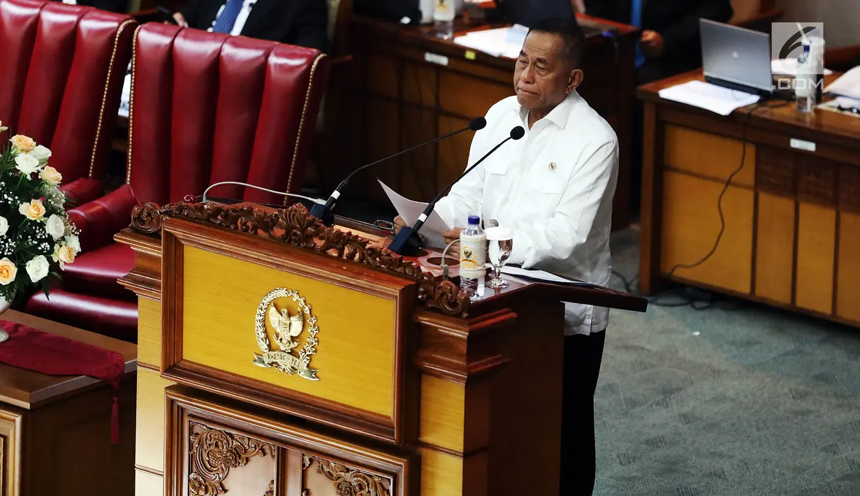 Menteri Pertahanan (Menhan) Ryamizard Ryacudu menyampaikan pandangan pemerintah dalam Rapat Paripurna DPR RI ke-10 Masa Persidangan II Tahun 2018/2019 di Jakarta, Kamis (13/12). (Liputan6.com/JohanTallo)