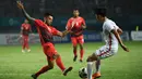 Penyerang Indonesia, Stefano Lilipaly, berebut bola dengan pemain Hong Kong pada laga Asian Games di Stadion Patriot, Jawa Barat, Senin, (20/8/2018). Indonesia menang 3 - 1 atas Hongkong. (Kapanlagi.com/Agus Apriyanto)