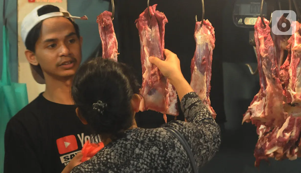 Pedagang daging sapi melayani pembeli di Pasar Senen Jakarta, Senin (11/3/2024). (merdeka.com/Imam Buhori)