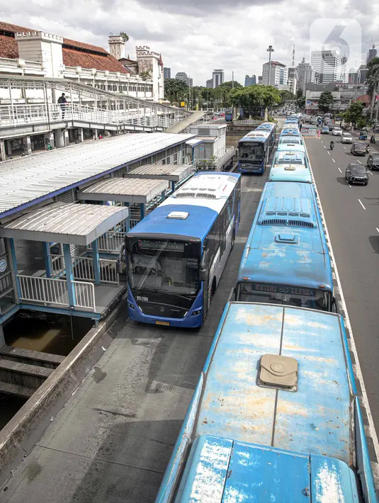Antrean bus Transjakarta di Halte Harmoni, Jakarta, Senin (10/1/2022). PT Transportasi Jakarta (Transjakarta) melakukan penyesuaian jam operasional usai ditetapkannya status PPKM menjadi Level 2 di Jakarta. (Liputan6.com/Faizal Fanani)
