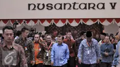 Wakil Presiden Jusuf Kalla bersama Ketua MPR Dzulkifli Hasan dan Plt Pimpinan KPK Taufiqurrahman tiba untuk membuka Konferensi Nasional Pemberantasan Korupsi (KNPK) Tahun 2015, Jakarta, Kamis (3/12). (Liputan6.com/Johan Tallo)
