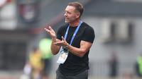Pelatih kepala Persija Jakarta, Thomas Doll saat menghadapi Persib Bandung pada laga pekan ke-11 BRI Liga 1 2023/2024 di Stadion Patriot Candrabhaga, Bekasi, Sabtu (2/9/2023). (Bola.com/Abdul Aziz)