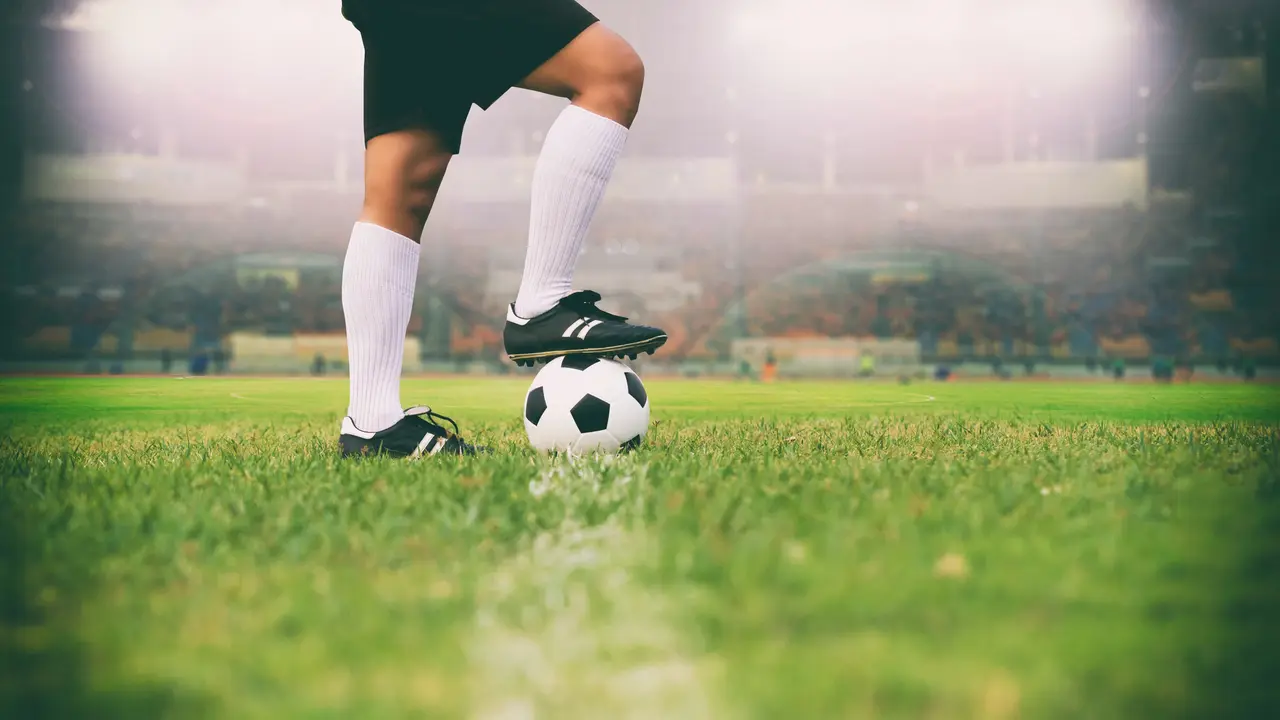 Tetap Gacor di Lapangan! Rekomendasi Sepatu Futsal yang Bikin Kaki Nyaman Walau Main Panas-Panasan