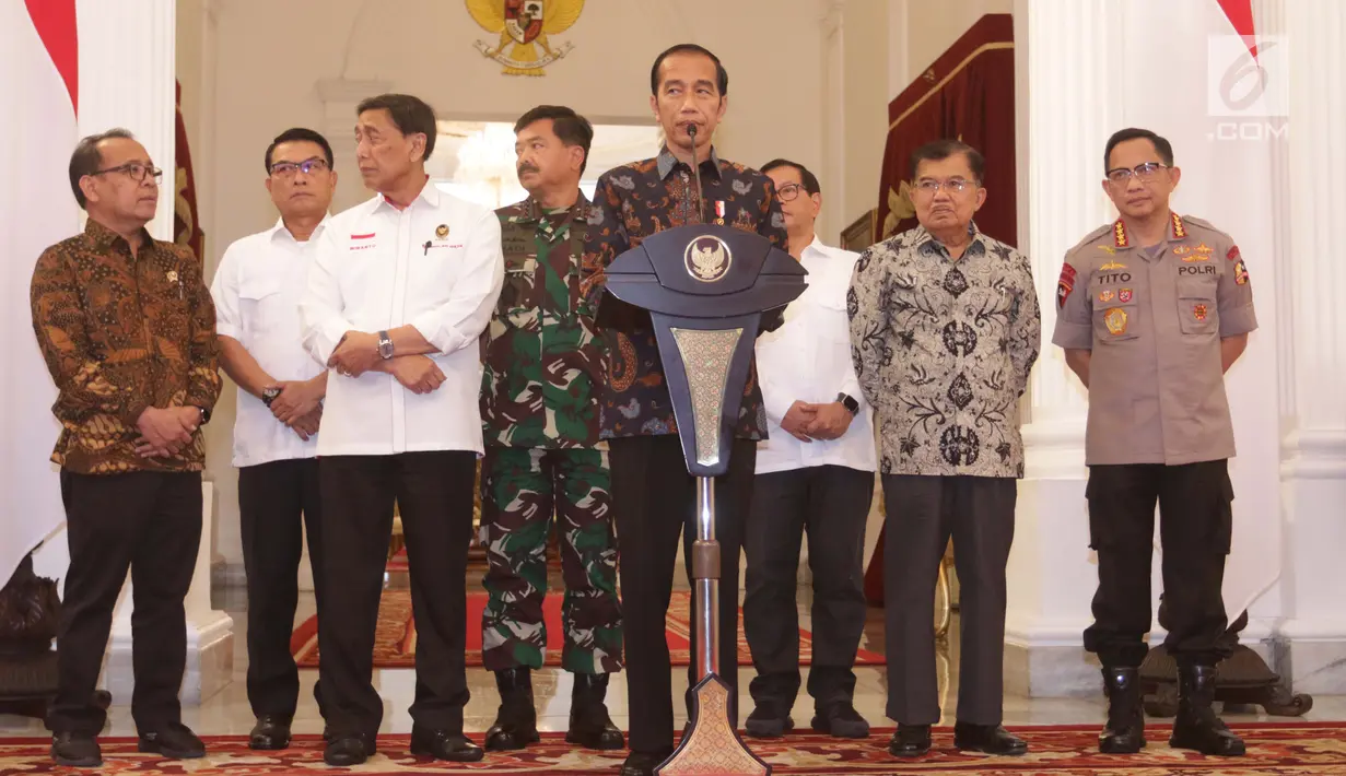 Presiden Joko Widodo atau Jokowi (tengah) menyampaikan keterangan terkait kerusuhan pascapengumuman hasil Pemilu 2019 di Istana Merdeka, Jakarta, Rabu (22/5/2019). Jokowi menyebut tidak akan memberi ruang untuk perusuh yang akan merusak NKRI. (Liputan6.com/HO/Ran)