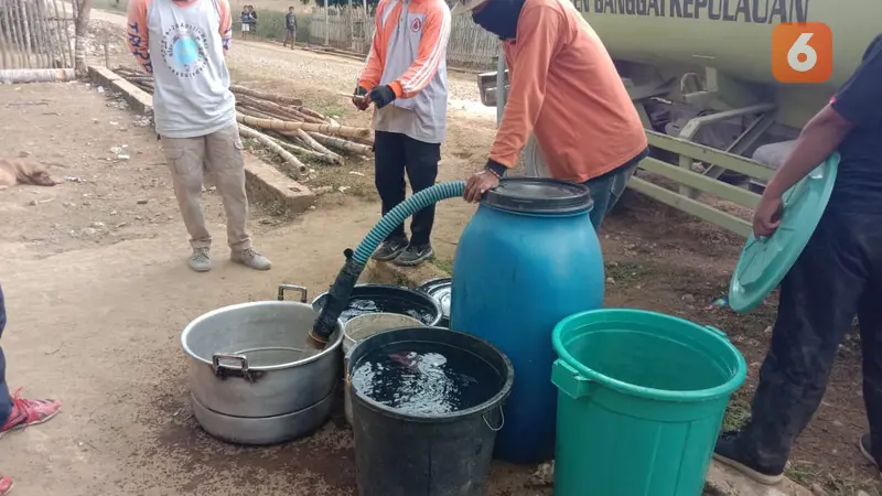 Diatribusi air bersih kepada warga terdampak kekeringan di Bangkep