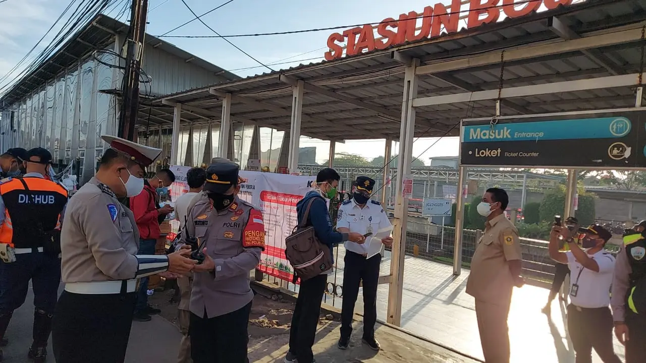 Warga yang menggunakan KRL diminta untuk menunjukan STRP di Stasiun Bojonggede.