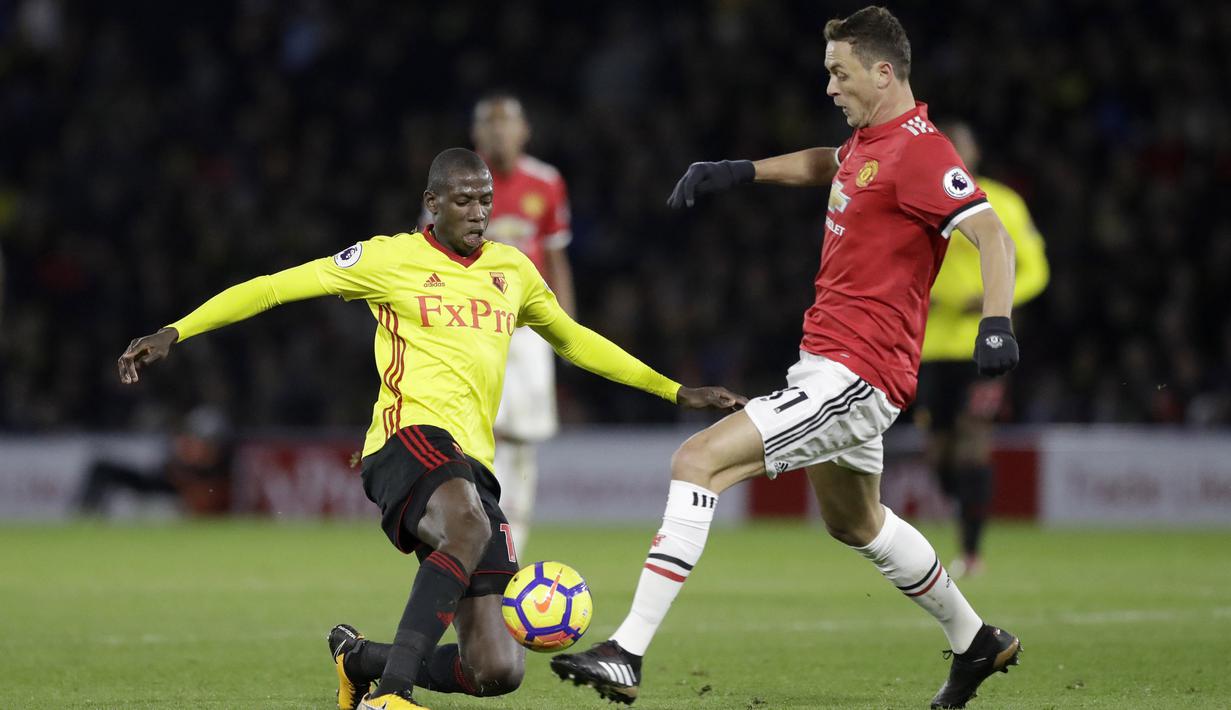 Pemain Watford, Abdoulaye Doucoure (kiri) mencoba melewati adangan pemain Manchester United, Nemenja Matic pada lanjutan Premier League di Vicarage Road stadium, Watford, (28/11/2017). MU menang 4-2. (AP/Matt Dunham)