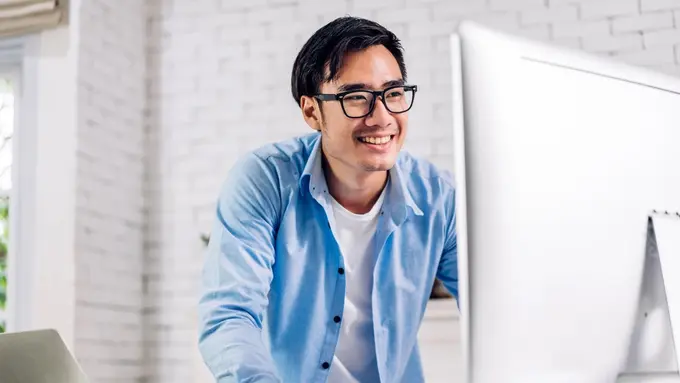 pria karir mandiri berkacamata