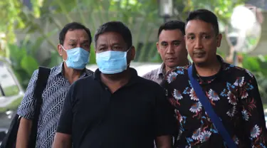 Hakim Kayat (kiri) dan orang yang berperkara kasus suap bebaskan terdakwa PN Balikpapan tiba di Gedung KPK, Jakarta, Sabtu (4/5/2019).Dari operasi tangkap tangan (OTT) di Balikpapan, Kaltim, KPK mengamankan seorang hakim, panitera muda, dan dua orang pengacara. (merdeka.com/Imam Buhori)