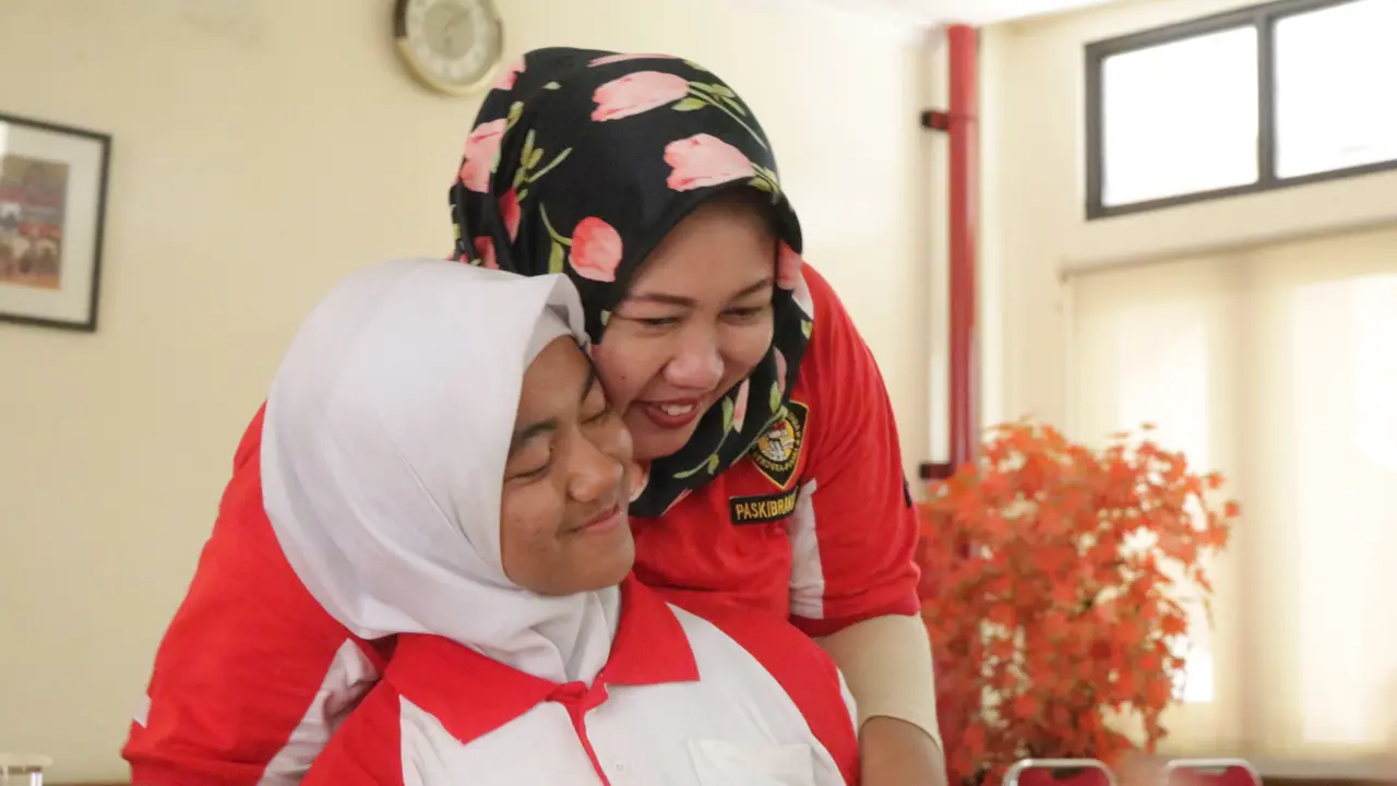 Lily Alvia mendapat kejutan di hari ulang tahunnya oleh Pembina Paskibraka 2018. (Foto: Aditya Eka Prawira)