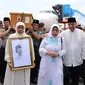 Gubernur Jatim Khofifah menyambut kedatangan jenazah Gus Sholah di Juanda. (Istimewa)