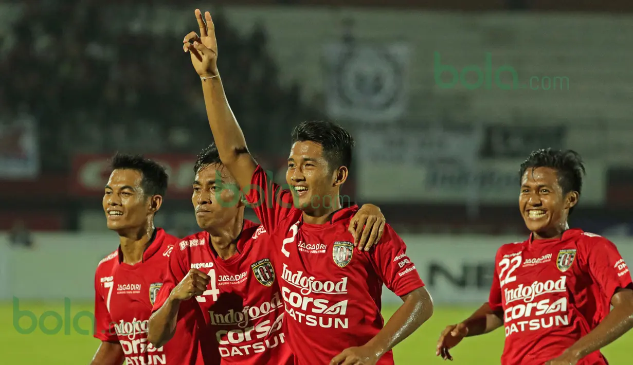 Selebrasi gol Putu Gede Juniantara, bek Bali United dalam turnamen sepak bola Bali Island 2016 di Stadion Kapten I Wayan Dipta, Gianyar, Bali, Minggu (21/2/2016). (Bola.com/Peksi Cahyo)