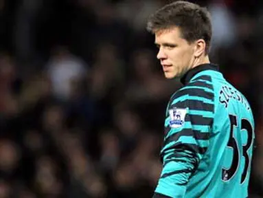 Arsenal's Polish goalkeeper Wojciech Szczesny stands on his debut match for the club against Manchester United during the English Premier League football match at Old Trafford in Manchester, north-west England on December 13, 2010. AFP PHOTO/ANDREW YATES