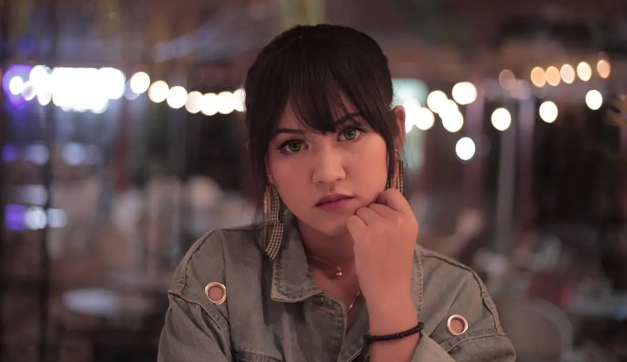 Meski kerap tampil glamor di atas panggung, Happy Asmara lebih sering tampil casual dalam kesehariannya. Salah satunya dengan memakai jaket denim. Gayanya semakin memesona dan terkesan swag. (Liputan6.com/IG/@happy_asmara77)