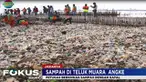 Sampah diangkut dengan empat kapal fiber menuju ke pinggir Dermaga Kali Adem dan kemudian di bawa ke Bantar Gebang dengan truk.