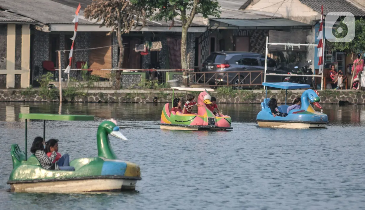 Warga saat mengendarai bebek-bebekan di Situ Citayam, Depok, Jawa Barat, Minggu (22/8/2021). Selama pandemi Covid-19 melanda, Situ Citayam menjadi wisata alternatif warga sekitar yang menawarkan wahana air seperti bebek-bebekan dan pemancingan. (merdeka.com/Iqbal S.Nugroho)